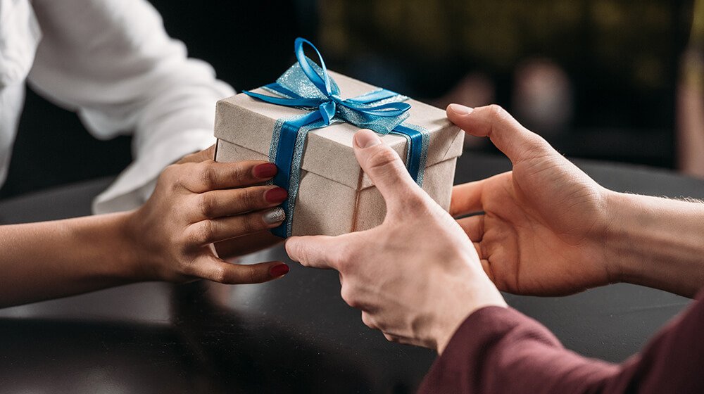 The Impact of Personalized Corporate Gifts on Employee Motivation